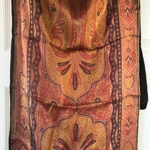 Elegant Met Museum Exclusive Paisley Scarf in Gold and Red / Velvet